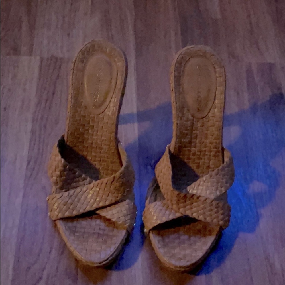 BCBGMAXAZRIA designer Carmel color leather heels